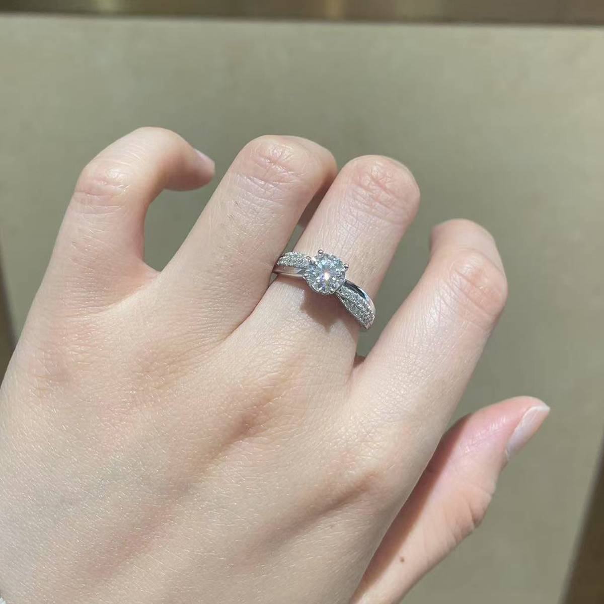 Single Head S925 Silver Plated Platinum Women's Ring Customized Selection Main Stone Moissanite  Diamond1.0ct/Secondary Stone High Carbon Diamond